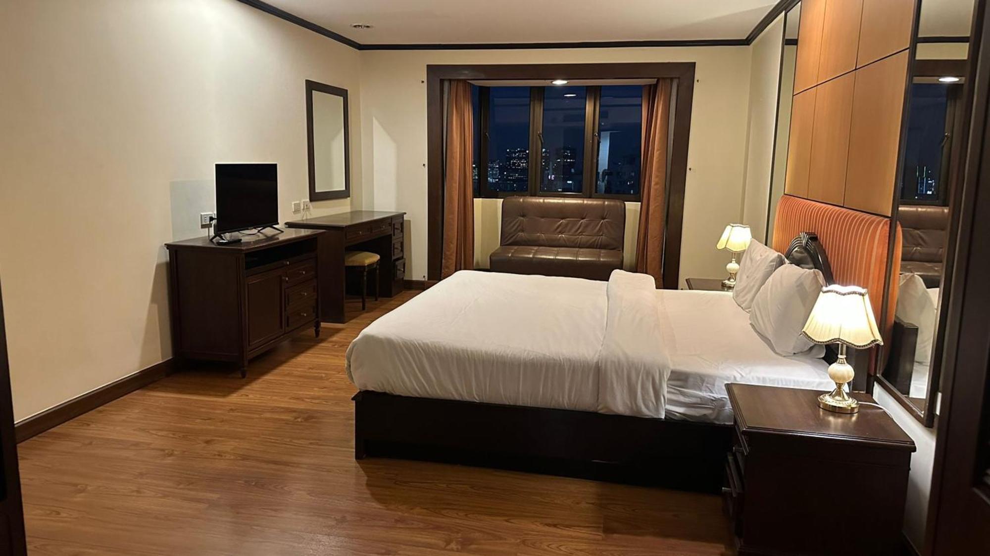Affordable Serviced Apartments In Nana Omni Tower - Prime Sukhumvit Location Bangkok Buitenkant foto