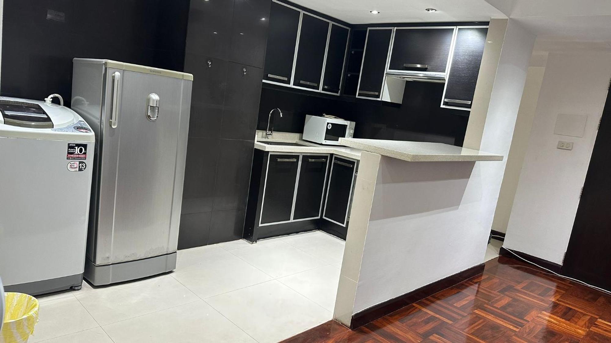 Affordable Serviced Apartments In Nana Omni Tower - Prime Sukhumvit Location Bangkok Buitenkant foto