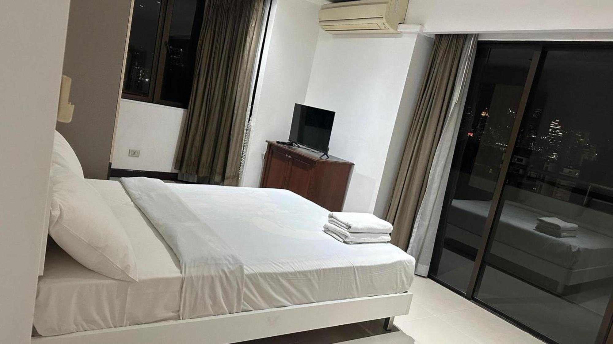 Affordable Serviced Apartments In Nana Omni Tower - Prime Sukhumvit Location Bangkok Buitenkant foto