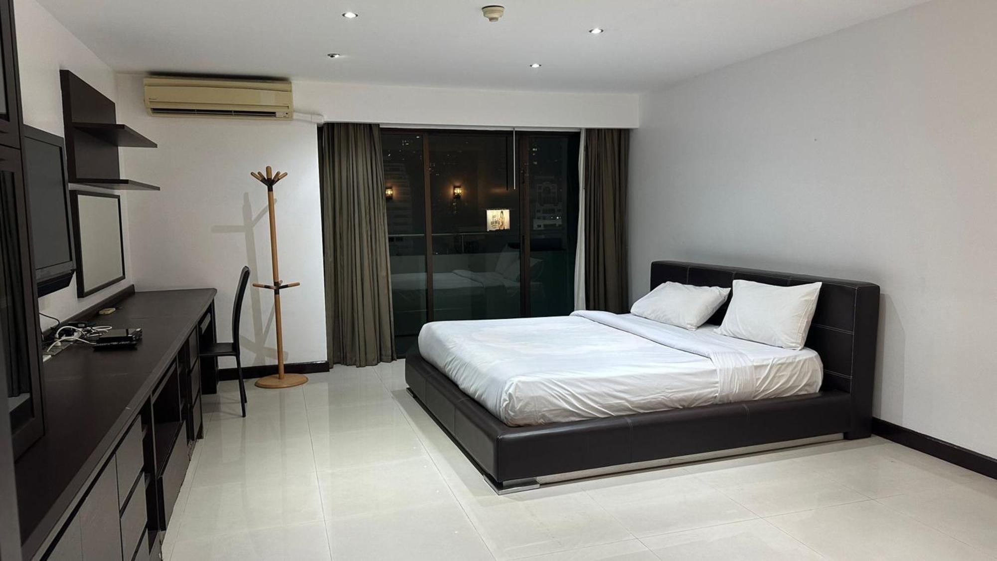 Affordable Serviced Apartments In Nana Omni Tower - Prime Sukhumvit Location Bangkok Buitenkant foto