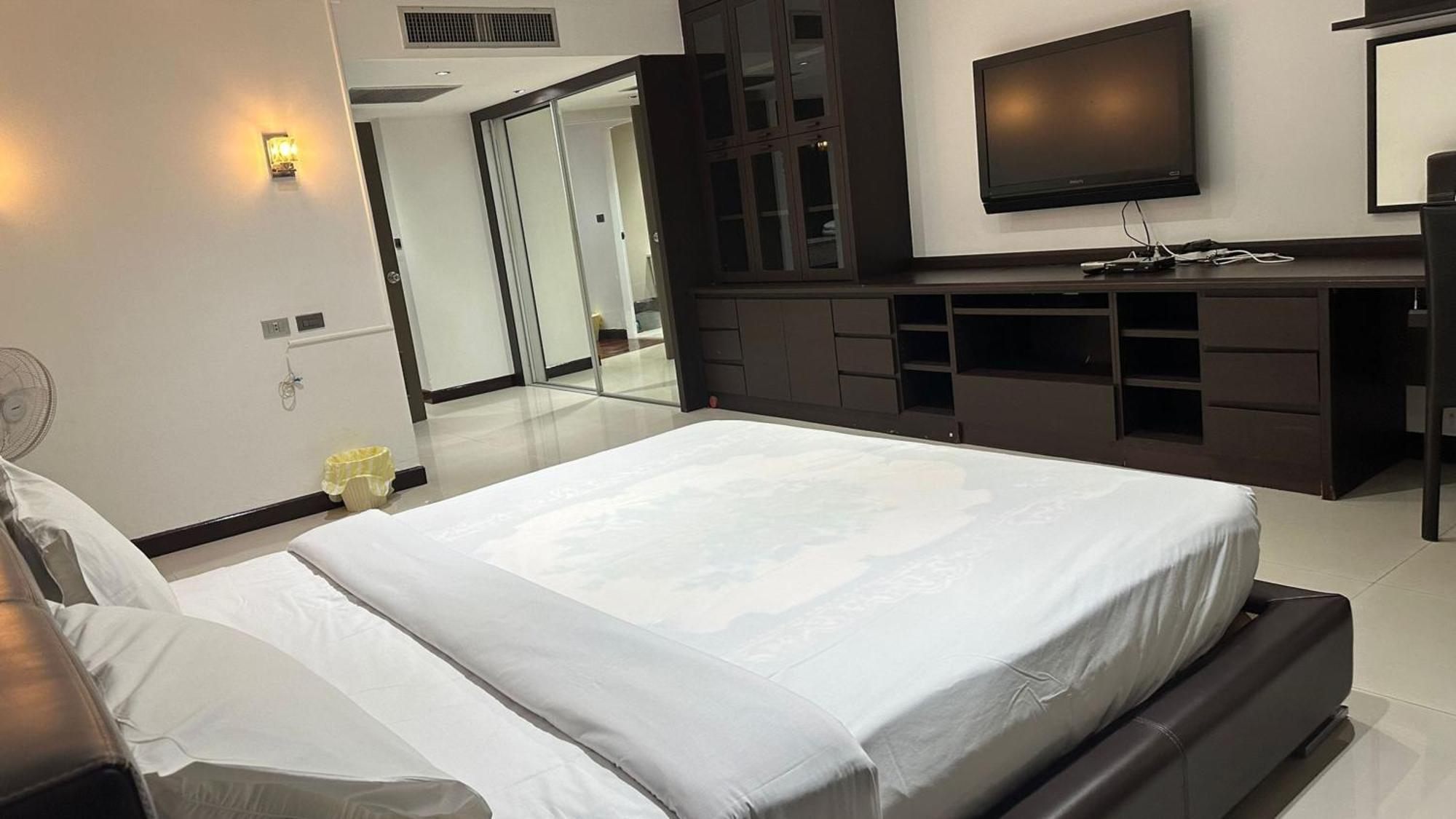 Affordable Serviced Apartments In Nana Omni Tower - Prime Sukhumvit Location Bangkok Buitenkant foto