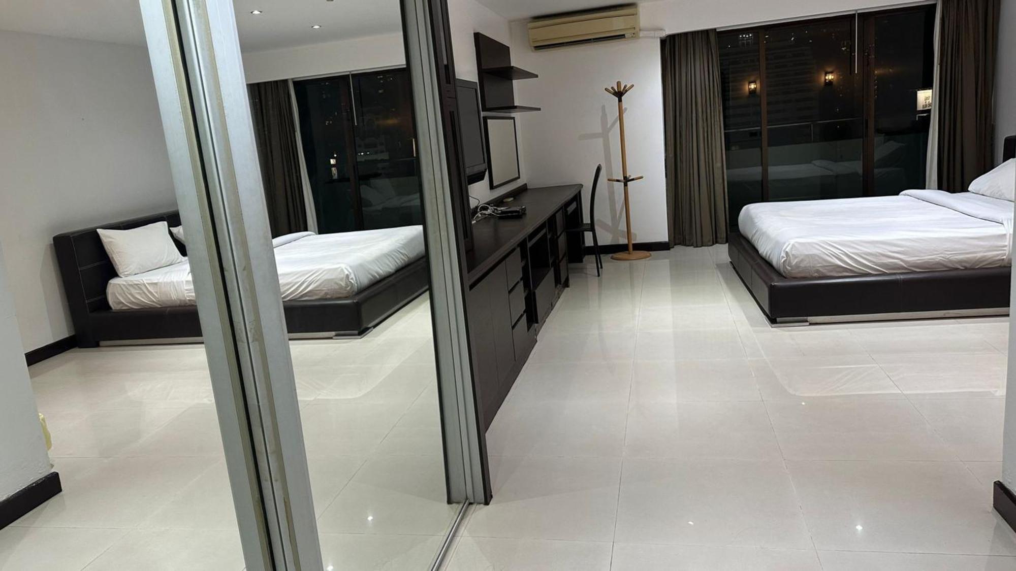 Affordable Serviced Apartments In Nana Omni Tower - Prime Sukhumvit Location Bangkok Buitenkant foto