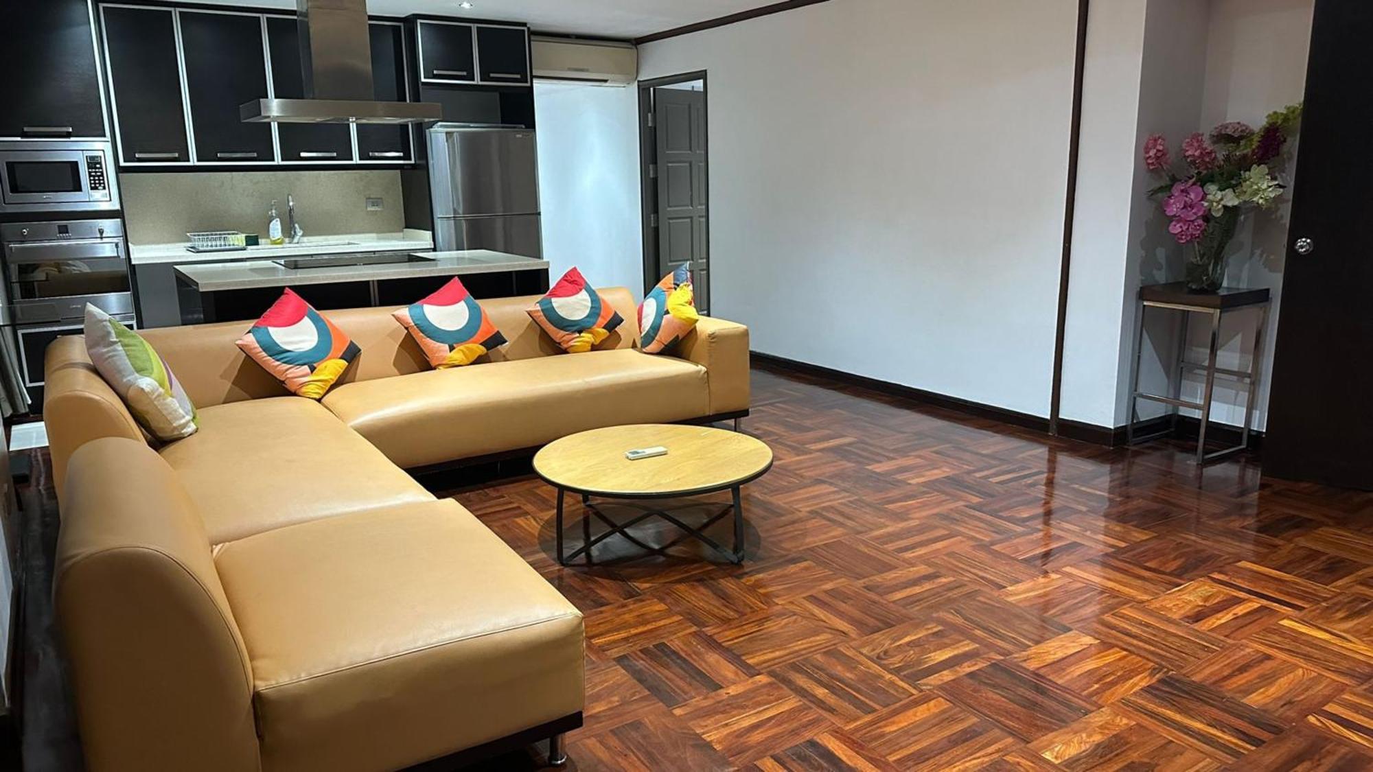 Affordable Serviced Apartments In Nana Omni Tower - Prime Sukhumvit Location Bangkok Buitenkant foto
