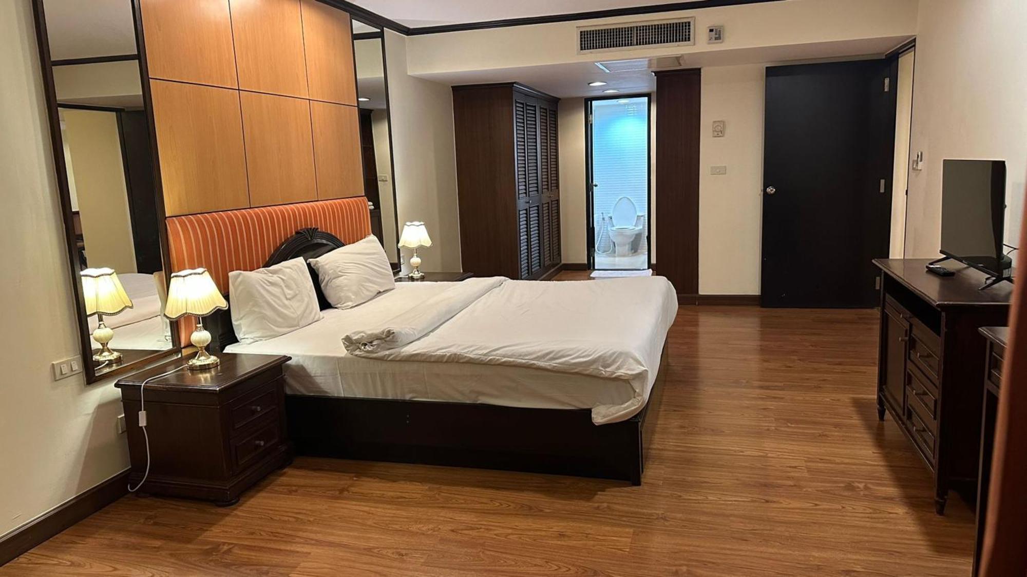 Affordable Serviced Apartments In Nana Omni Tower - Prime Sukhumvit Location Bangkok Buitenkant foto