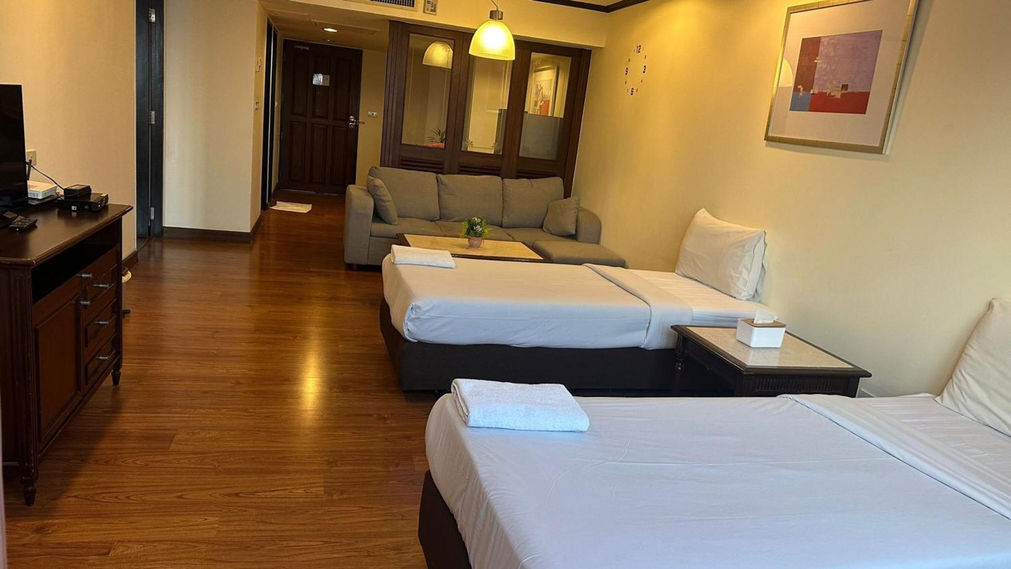 Affordable Serviced Apartments In Nana Omni Tower - Prime Sukhumvit Location Bangkok Buitenkant foto