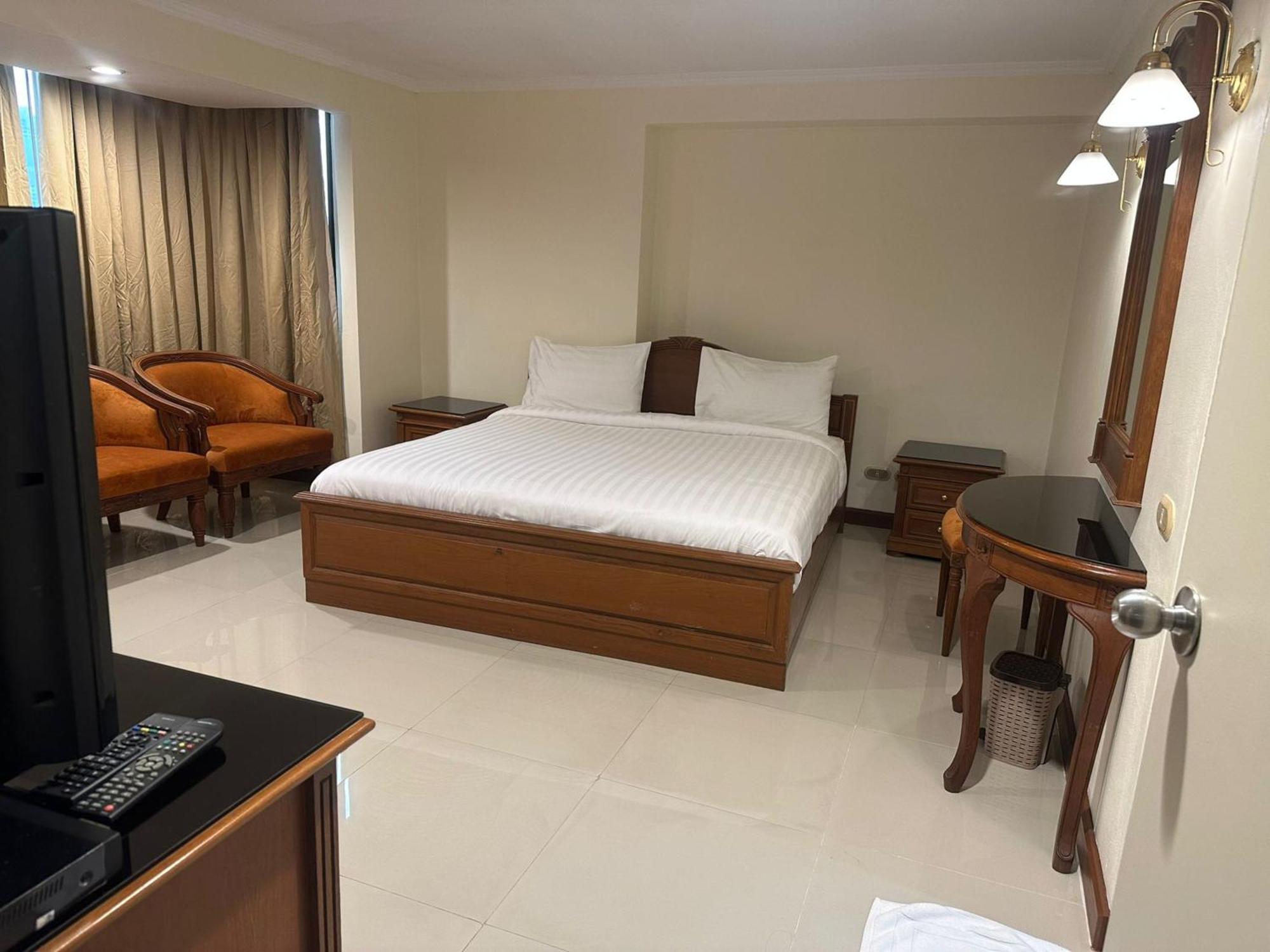 Affordable Serviced Apartments In Nana Omni Tower - Prime Sukhumvit Location Bangkok Buitenkant foto
