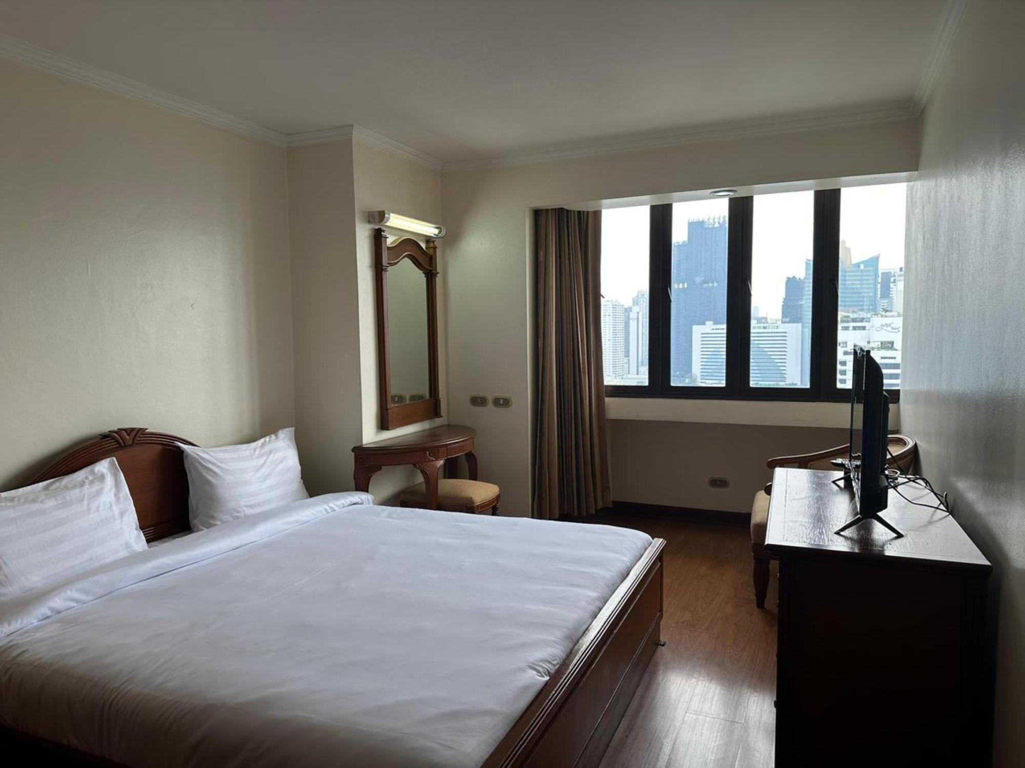 Affordable Serviced Apartments In Nana Omni Tower - Prime Sukhumvit Location Bangkok Buitenkant foto