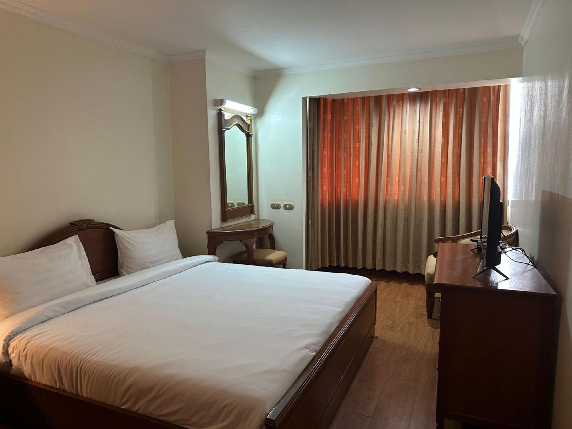 Affordable Serviced Apartments In Nana Omni Tower - Prime Sukhumvit Location Bangkok Buitenkant foto