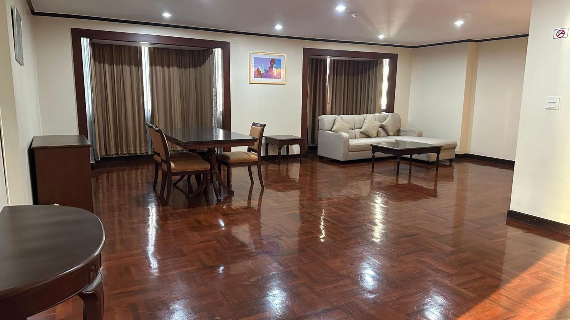 Affordable Serviced Apartments In Nana Omni Tower - Prime Sukhumvit Location Bangkok Buitenkant foto