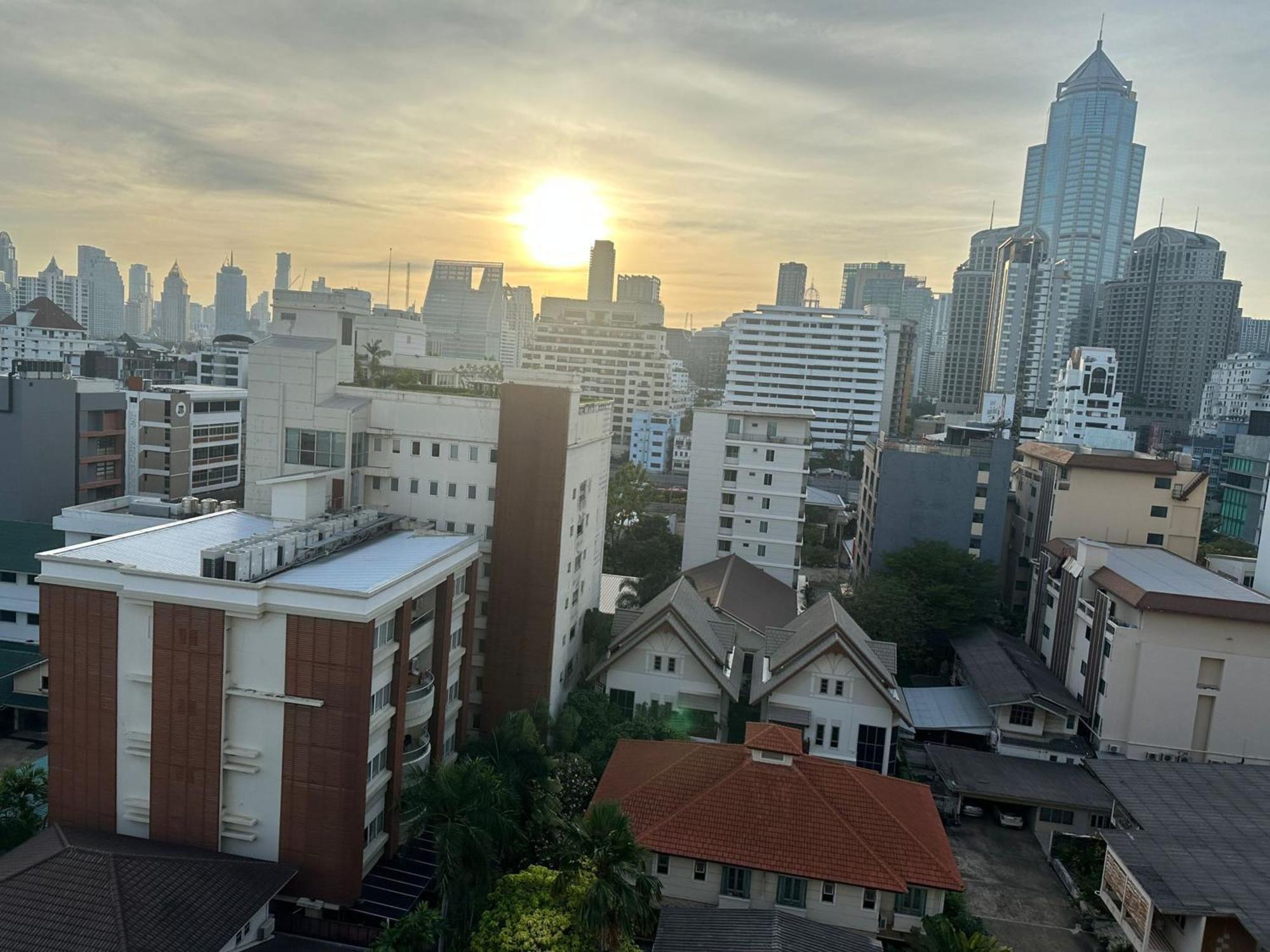 Affordable Serviced Apartments In Nana Omni Tower - Prime Sukhumvit Location Bangkok Buitenkant foto
