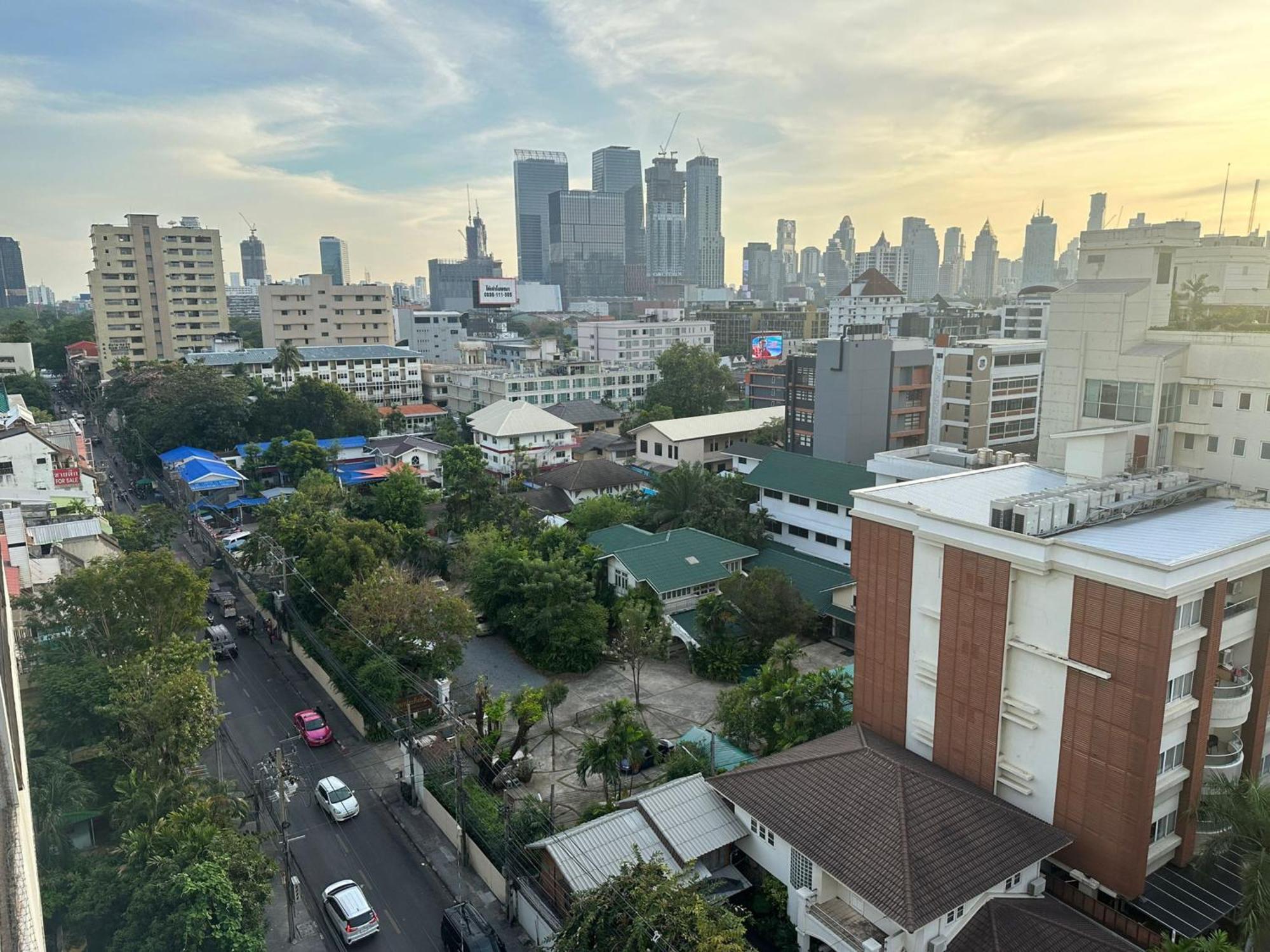 Affordable Serviced Apartments In Nana Omni Tower - Prime Sukhumvit Location Bangkok Buitenkant foto