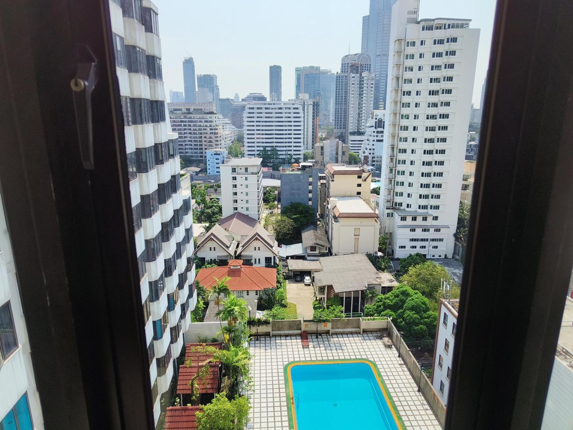 Affordable Serviced Apartments In Nana Omni Tower - Prime Sukhumvit Location Bangkok Buitenkant foto
