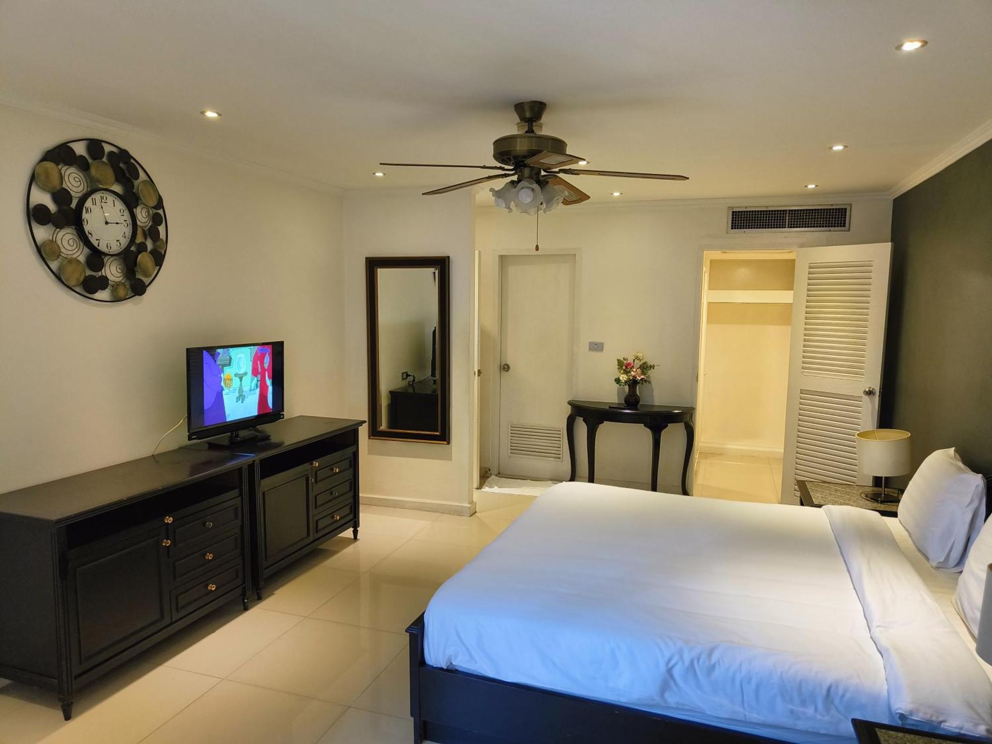 Affordable Serviced Apartments In Nana Omni Tower - Prime Sukhumvit Location Bangkok Buitenkant foto