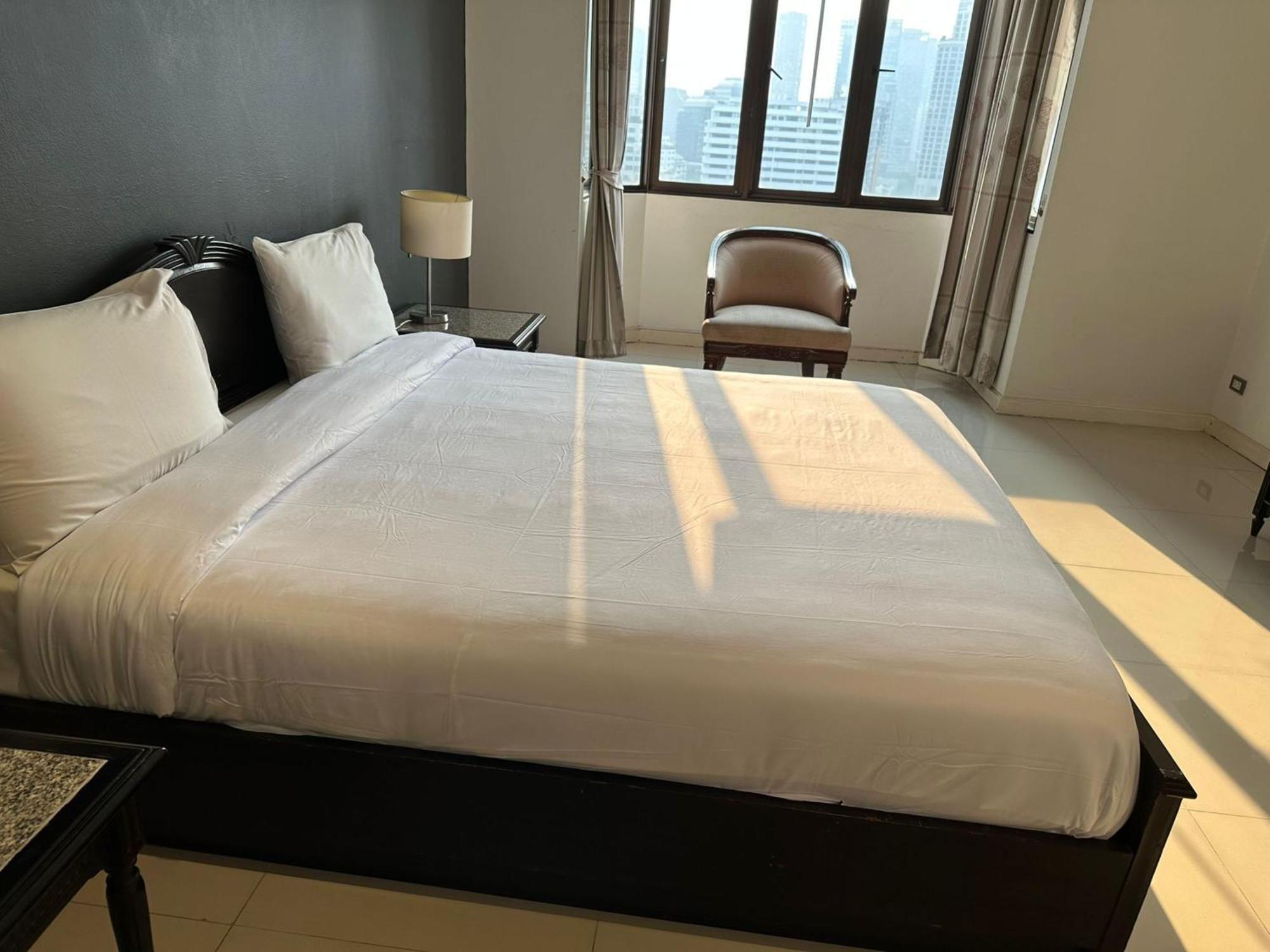 Affordable Serviced Apartments In Nana Omni Tower - Prime Sukhumvit Location Bangkok Buitenkant foto