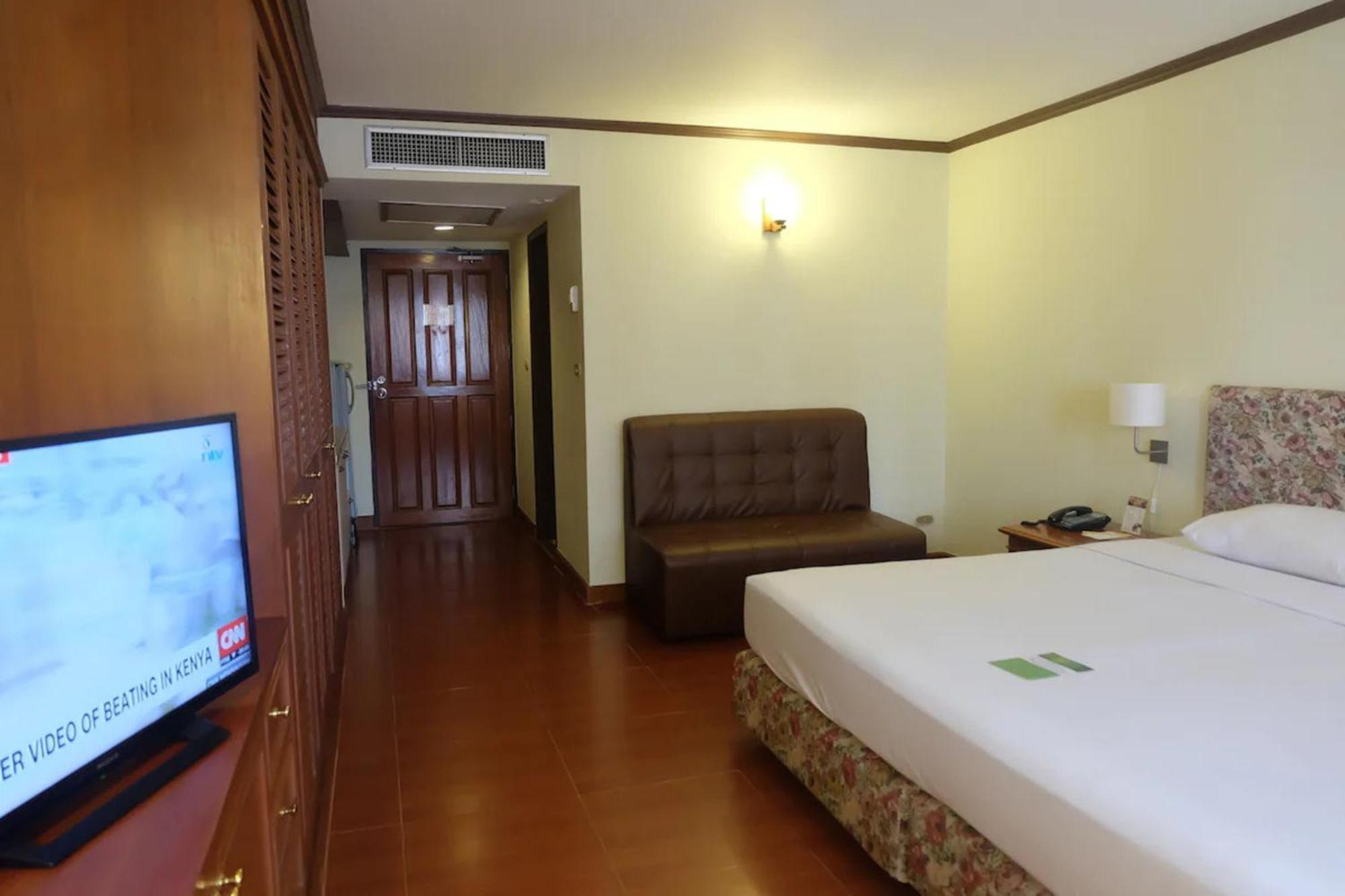 Affordable Serviced Apartments In Nana Omni Tower - Prime Sukhumvit Location Bangkok Buitenkant foto