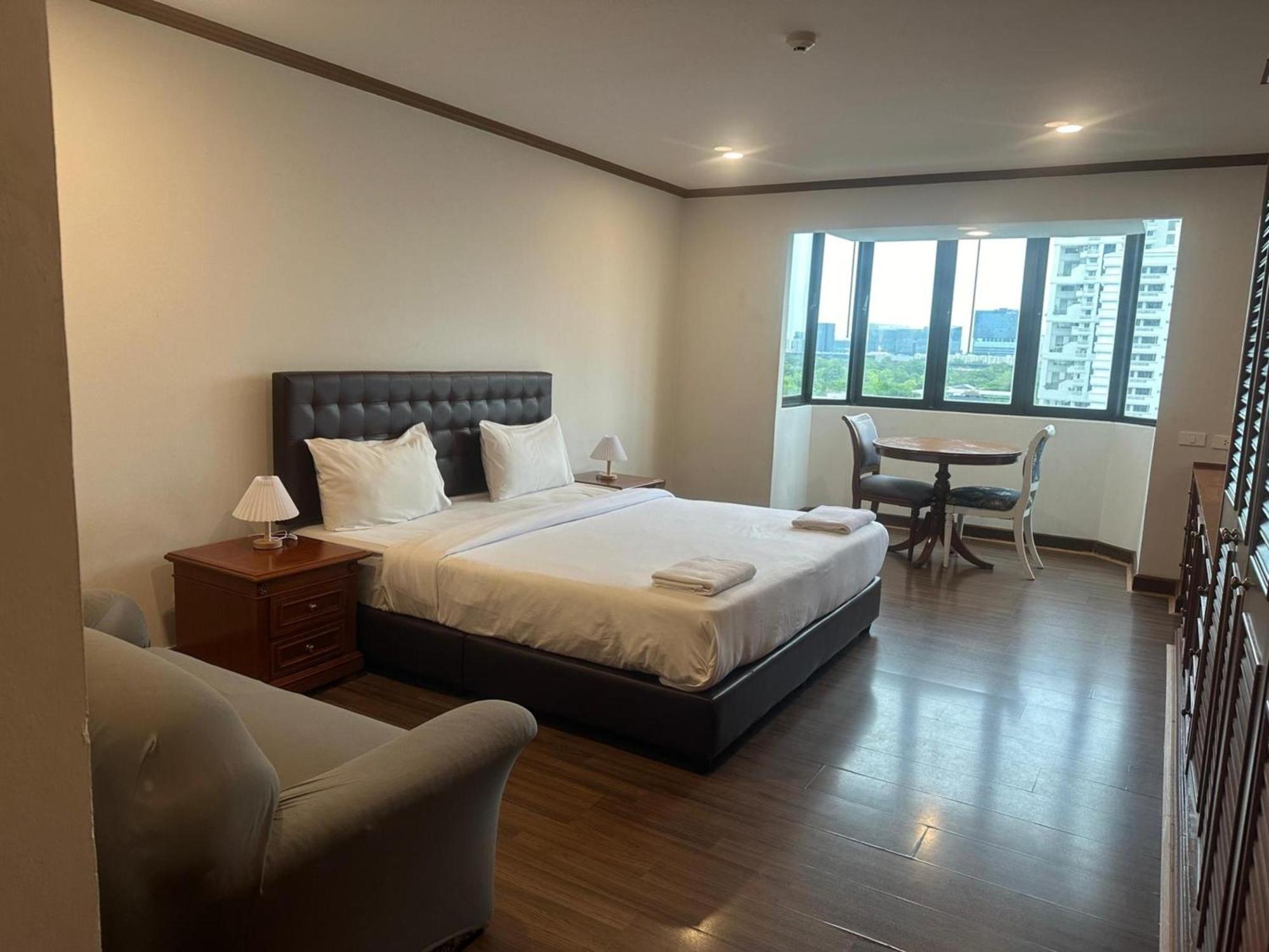 Affordable Serviced Apartments In Nana Omni Tower - Prime Sukhumvit Location Bangkok Buitenkant foto