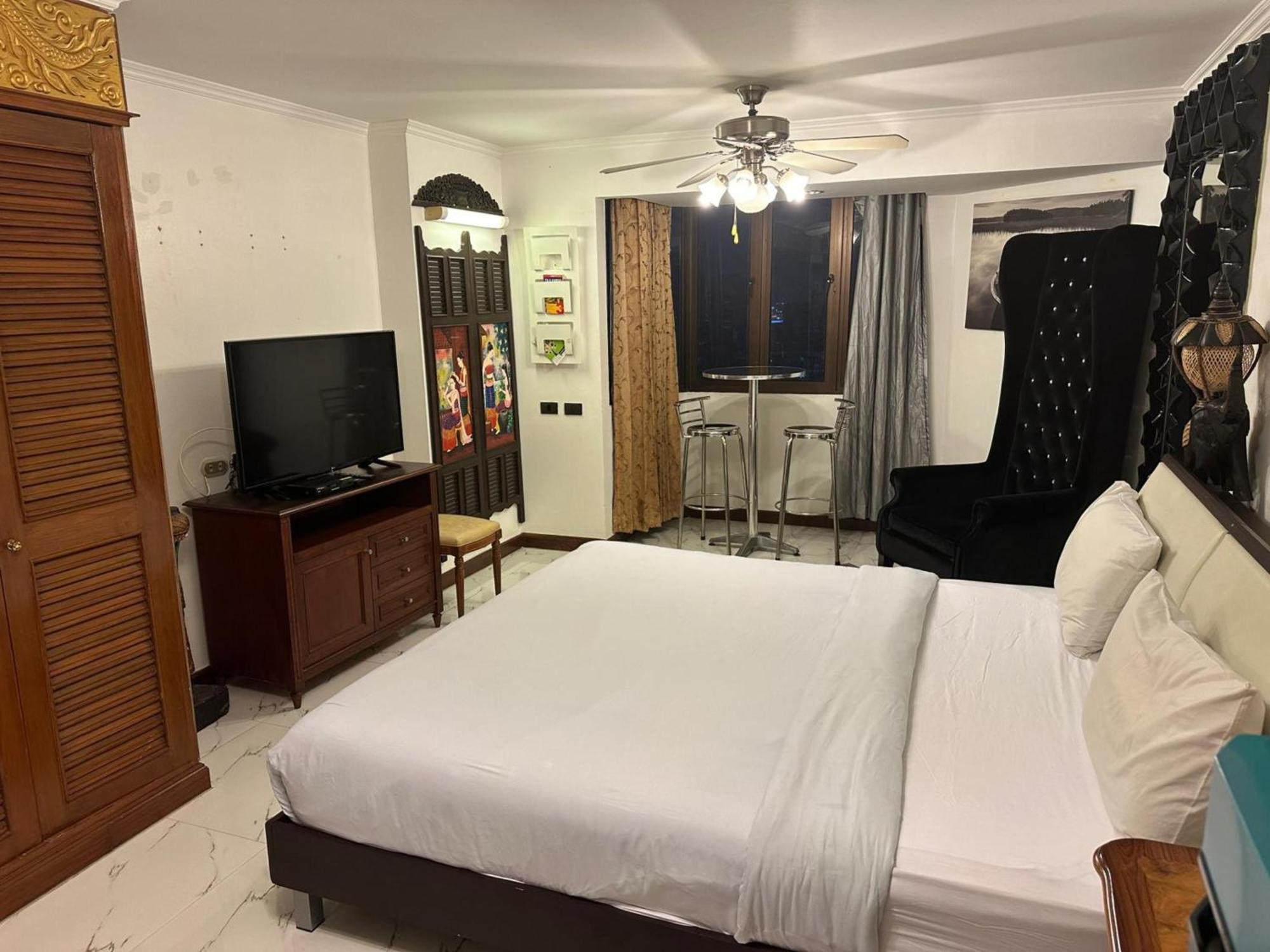 Affordable Serviced Apartments In Nana Omni Tower - Prime Sukhumvit Location Bangkok Buitenkant foto