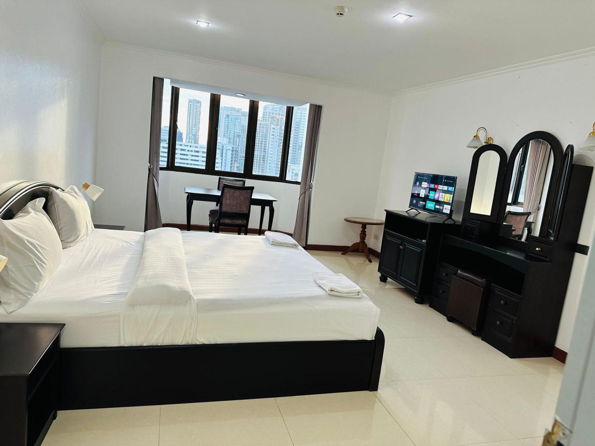 Affordable Serviced Apartments In Nana Omni Tower - Prime Sukhumvit Location Bangkok Buitenkant foto