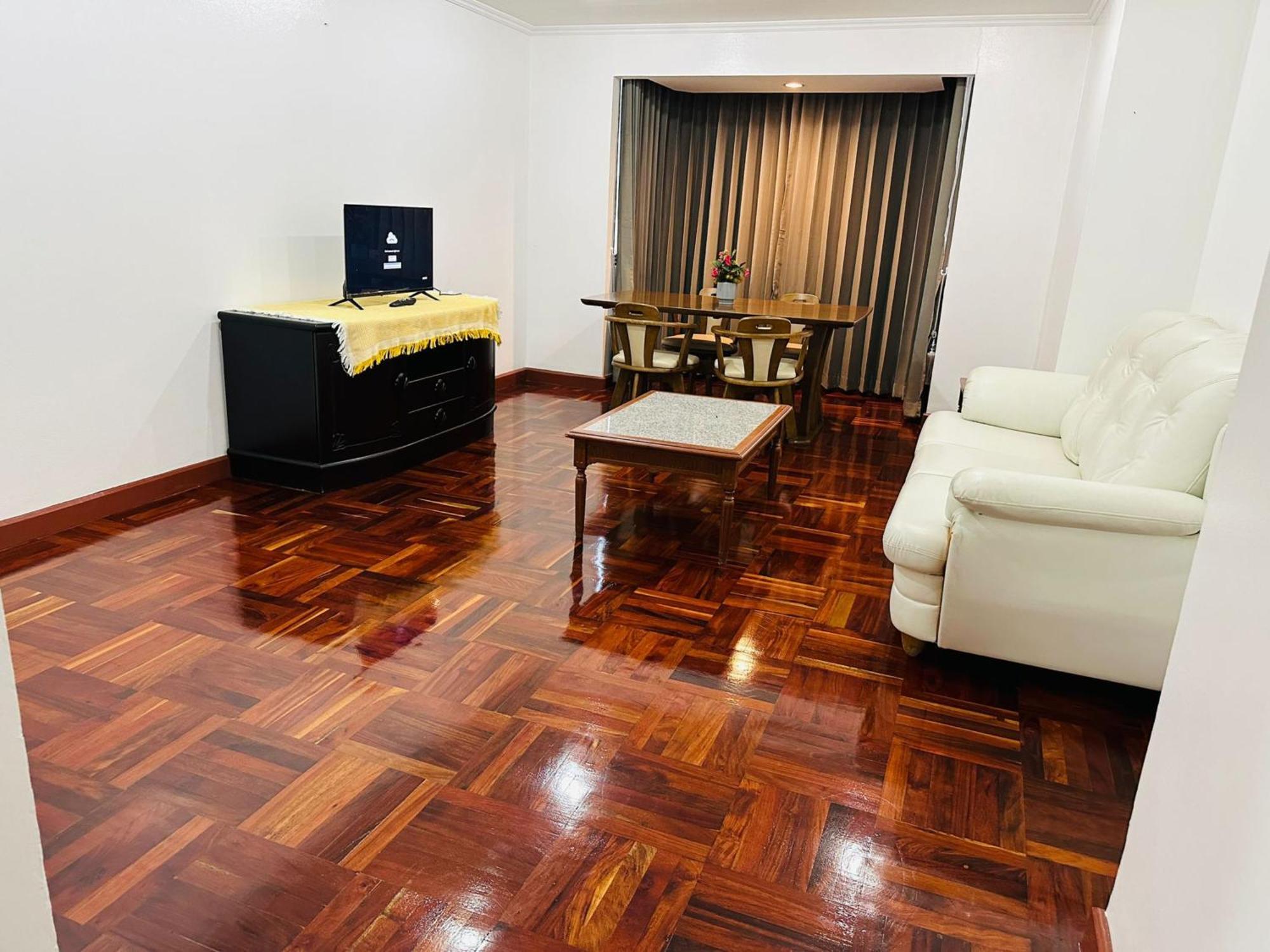 Affordable Serviced Apartments In Nana Omni Tower - Prime Sukhumvit Location Bangkok Buitenkant foto