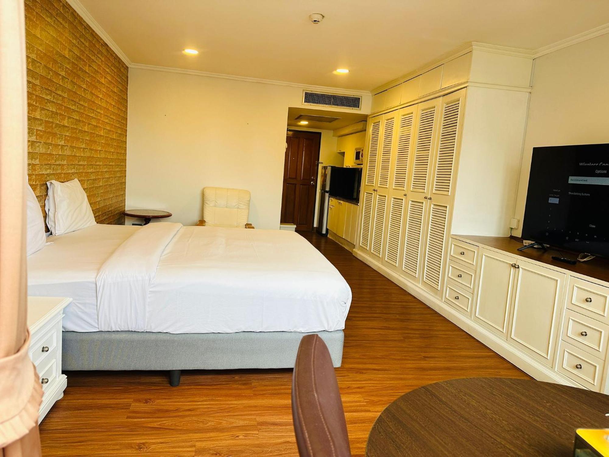 Affordable Serviced Apartments In Nana Omni Tower - Prime Sukhumvit Location Bangkok Buitenkant foto
