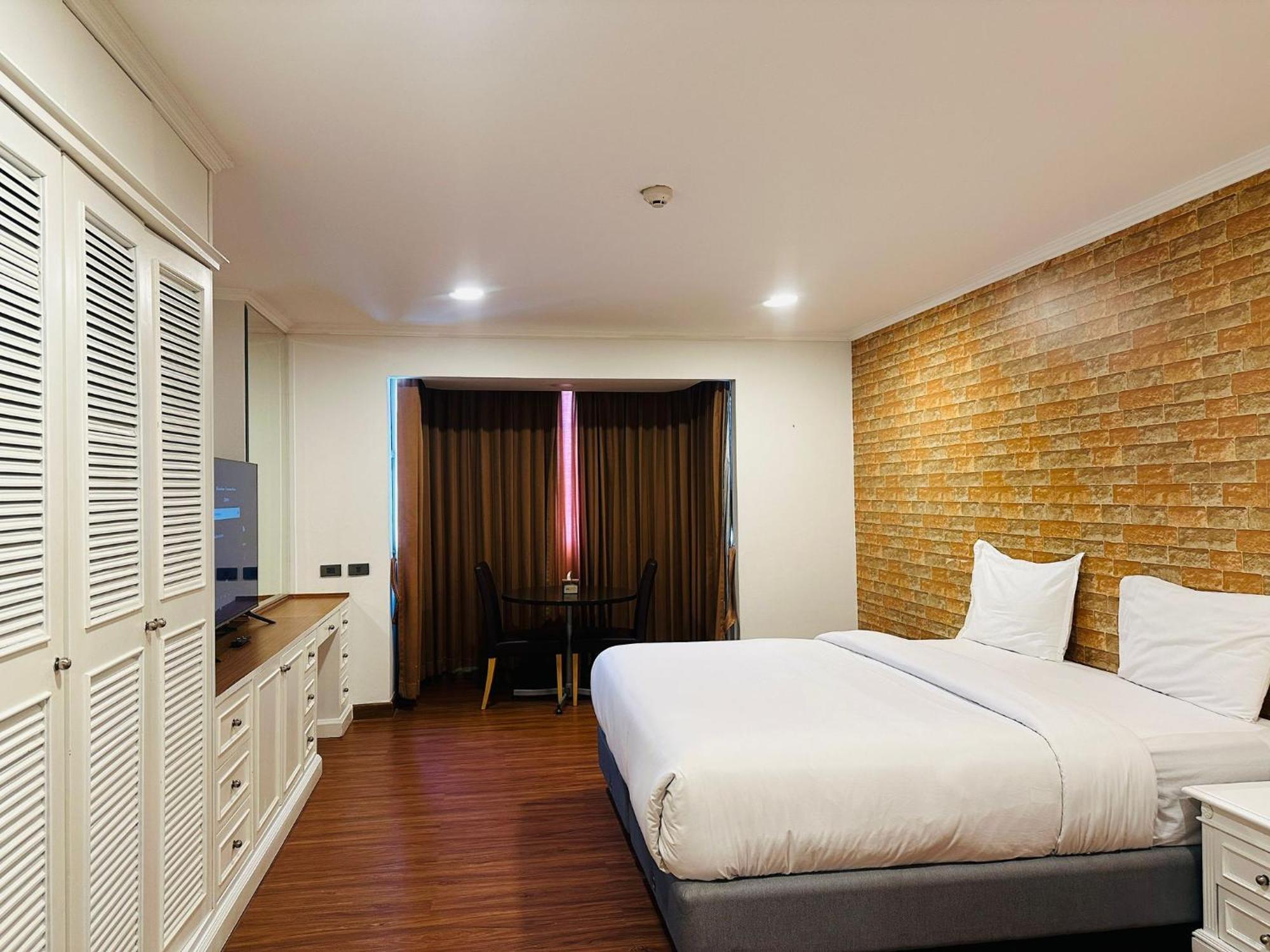 Affordable Serviced Apartments In Nana Omni Tower - Prime Sukhumvit Location Bangkok Buitenkant foto