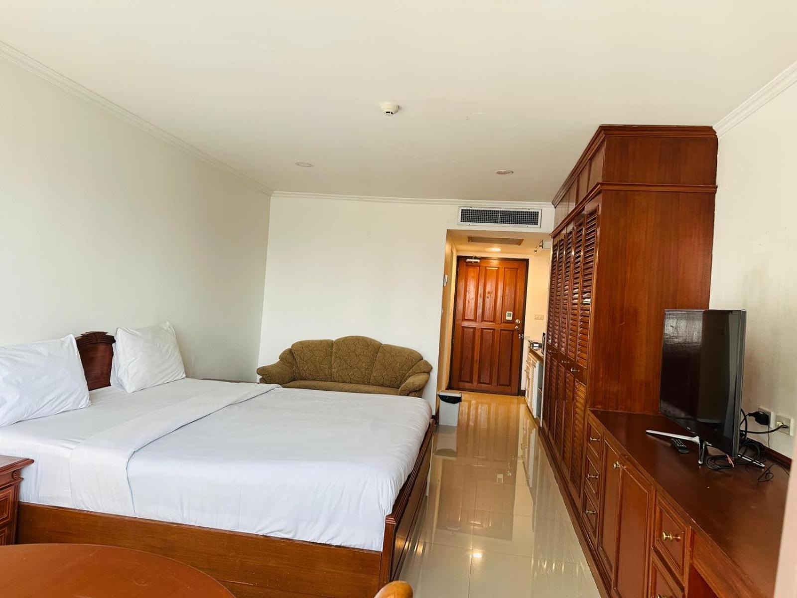 Affordable Serviced Apartments In Nana Omni Tower - Prime Sukhumvit Location Bangkok Buitenkant foto