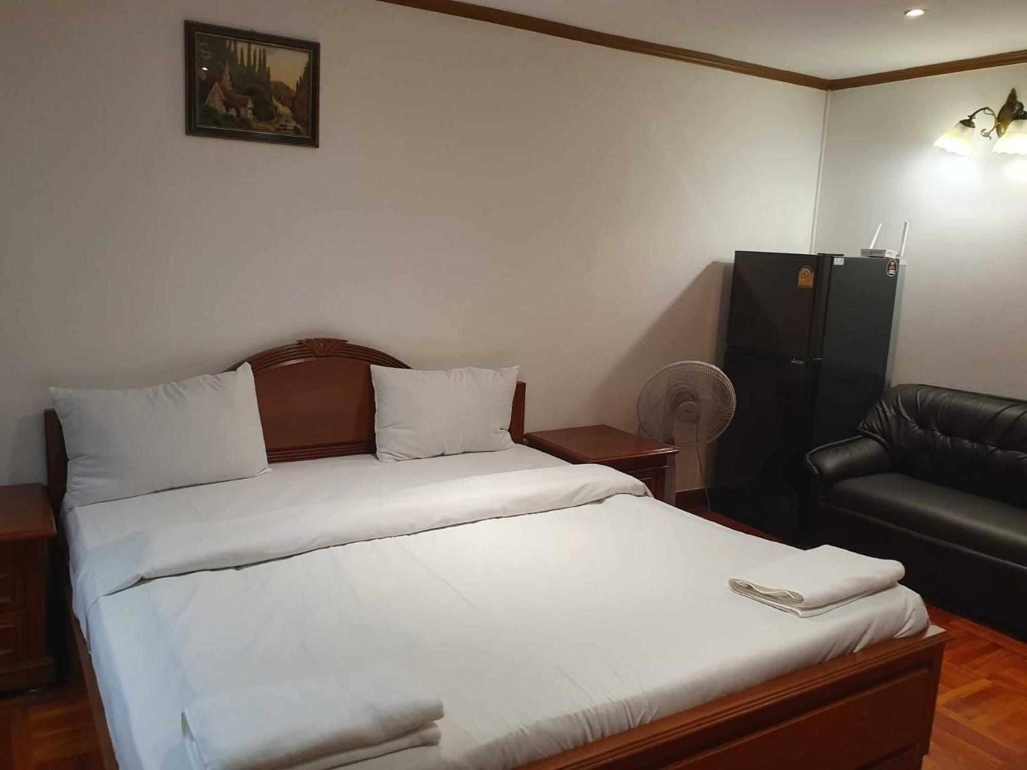 Affordable Serviced Apartments In Nana Omni Tower - Prime Sukhumvit Location Bangkok Buitenkant foto
