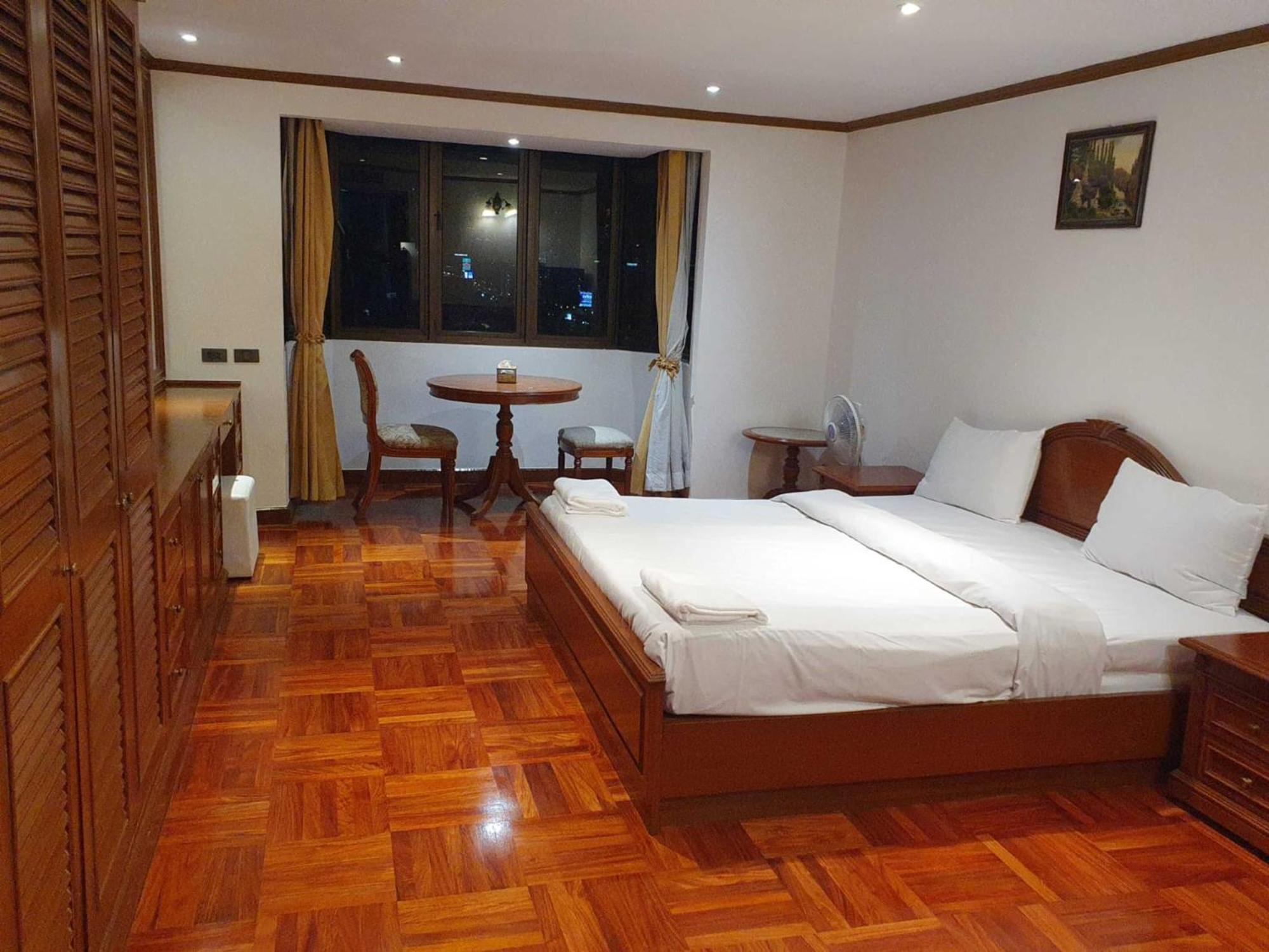 Affordable Serviced Apartments In Nana Omni Tower - Prime Sukhumvit Location Bangkok Buitenkant foto