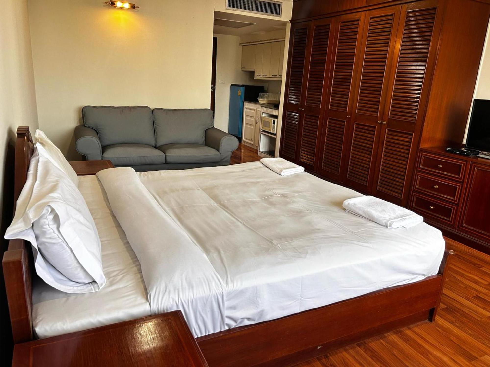 Affordable Serviced Apartments In Nana Omni Tower - Prime Sukhumvit Location Bangkok Buitenkant foto
