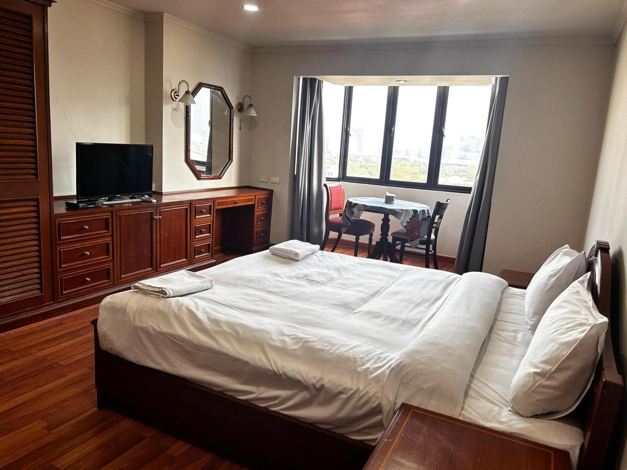 Affordable Serviced Apartments In Nana Omni Tower - Prime Sukhumvit Location Bangkok Buitenkant foto